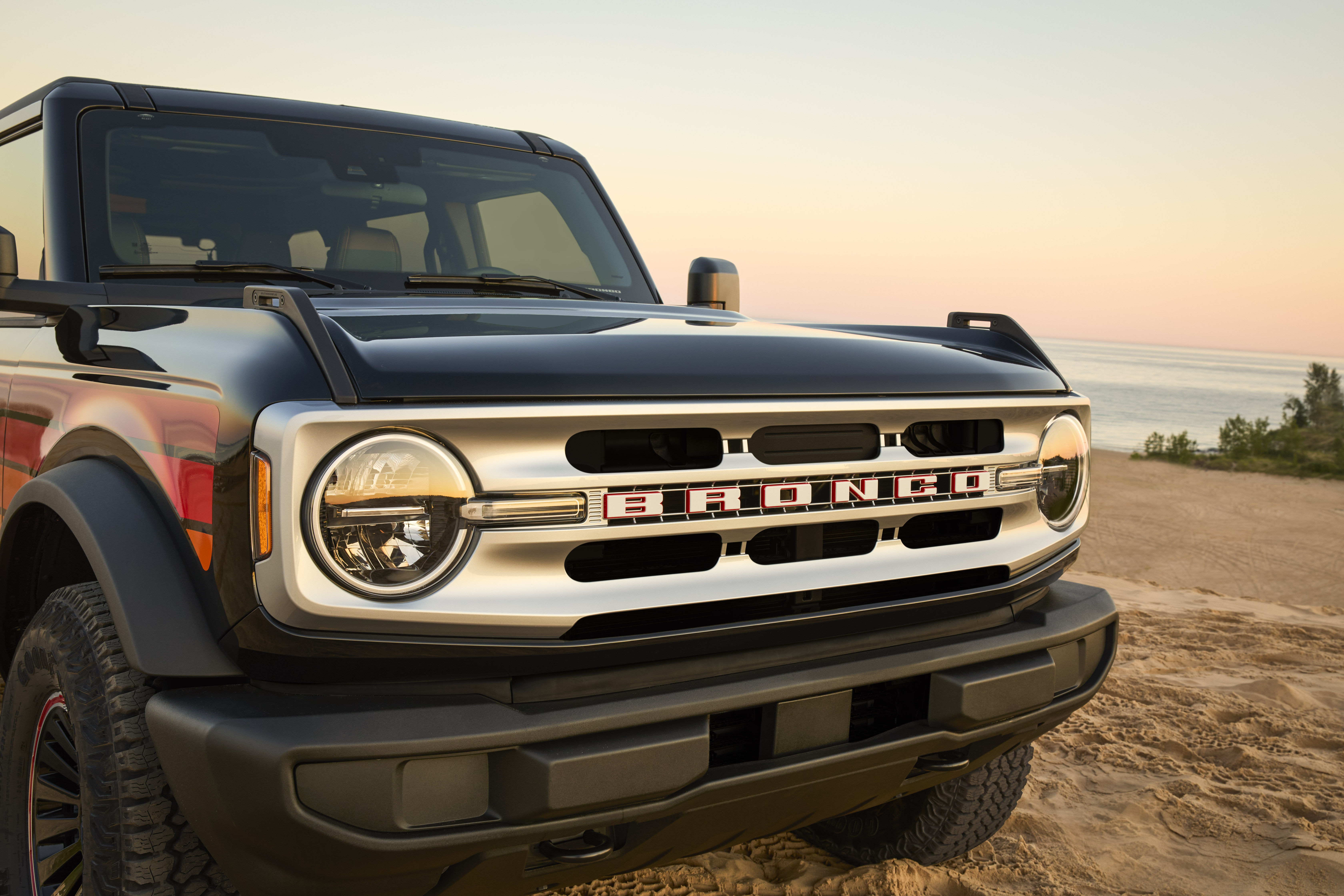 Preproduction 2025 Bronco Big Bend® with optional equipment, Free Wheeling Package, and simulated screen shown. Available Fall 2024.