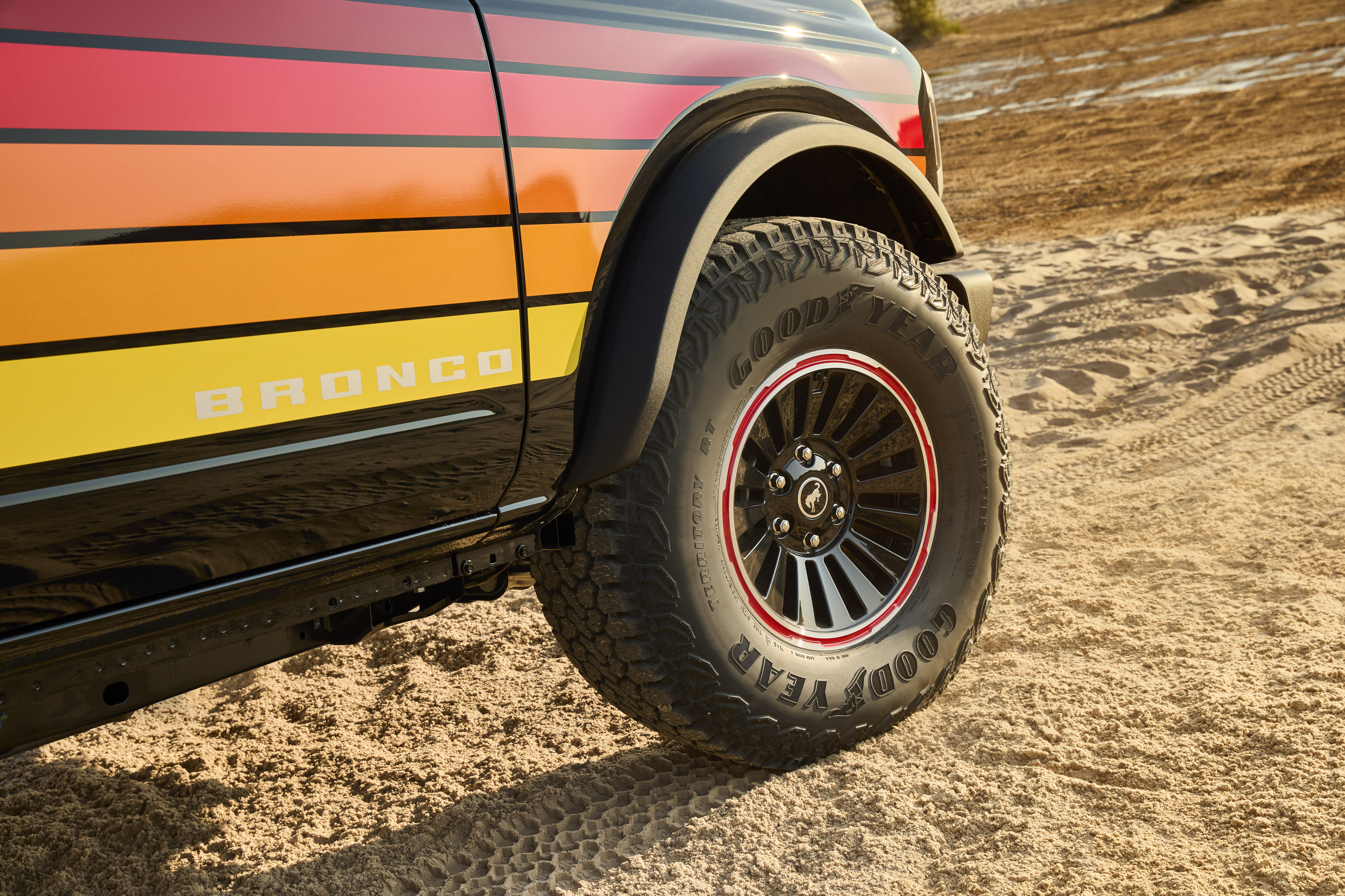 Preproduction 2025 Bronco Big Bend® with optional equipment, Free Wheeling Package, and simulated screen shown. Available Fall 2024.