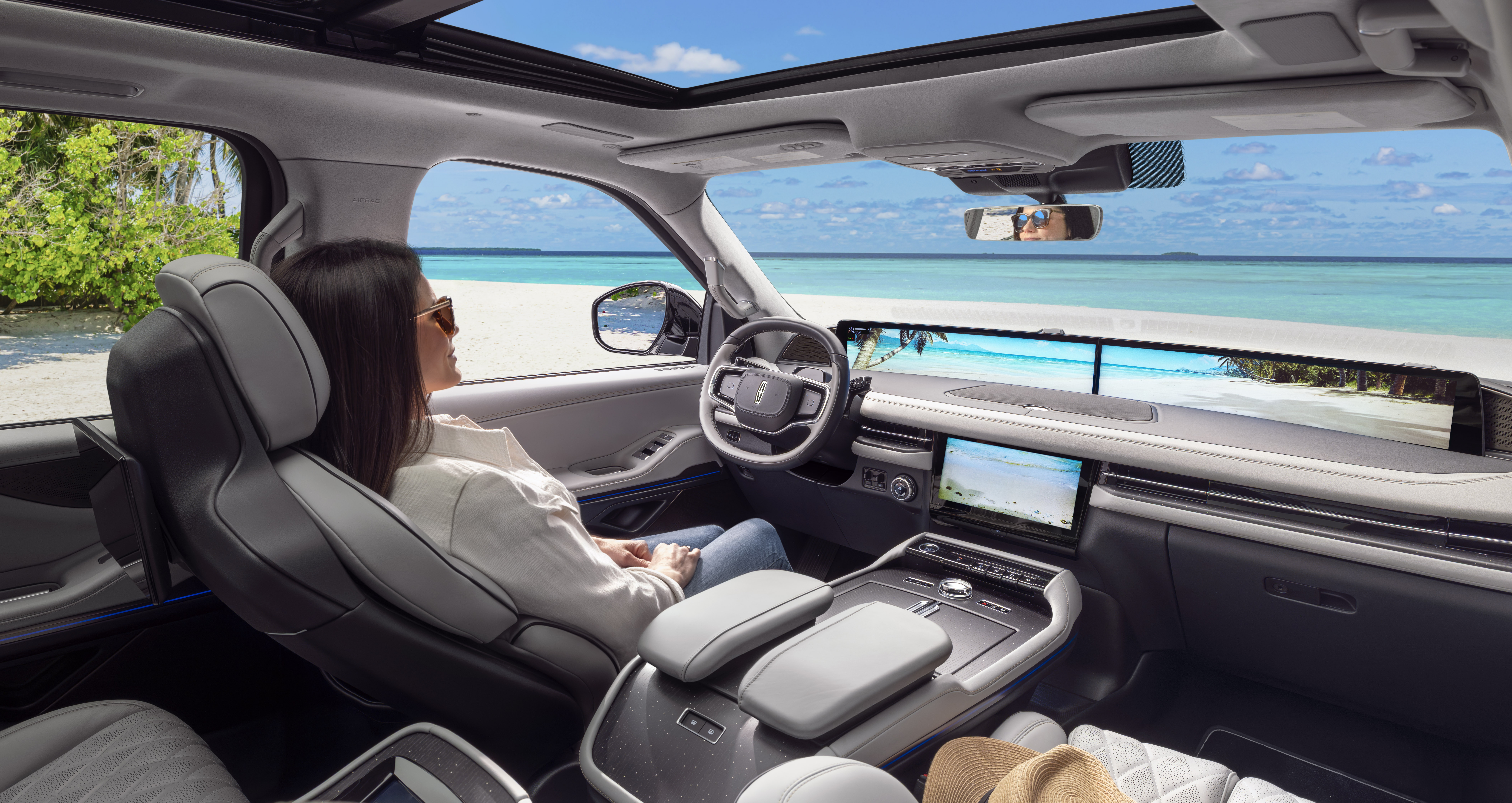 This new multi-sensory Tropical Paradise theme adds underwater and beach wave soundscapes for an immersive, luxury retreat that transports the driver to a serene tropical setting.